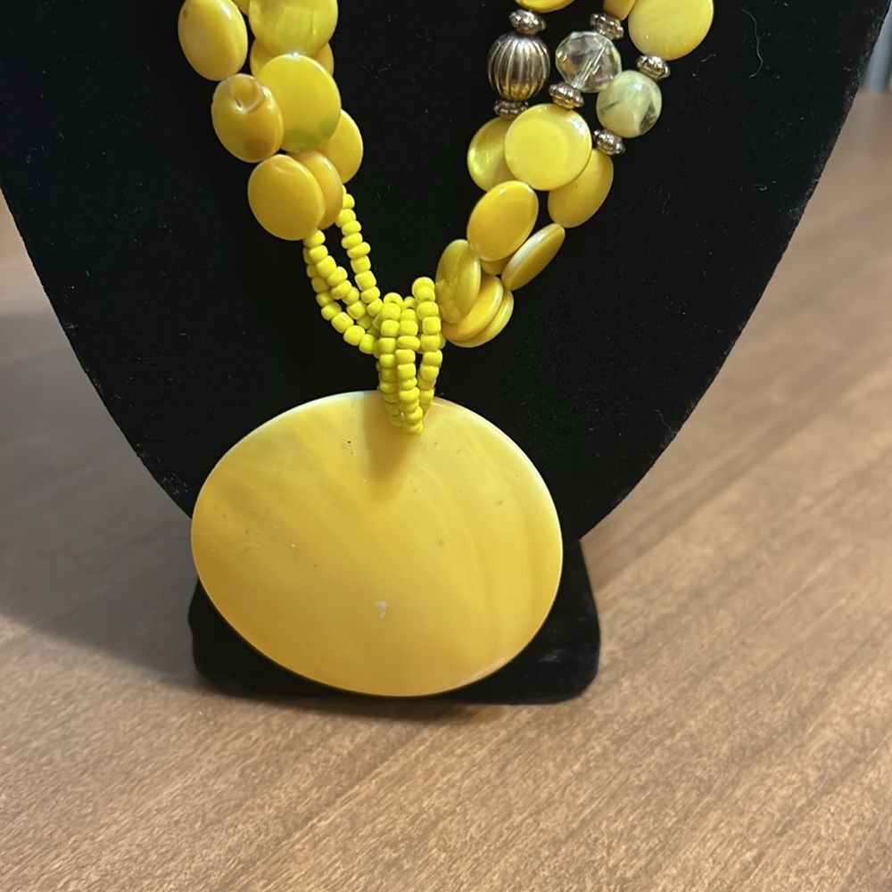 Pretty in YELLOW necklace with big round shell pendant. - Picture 2 of 3